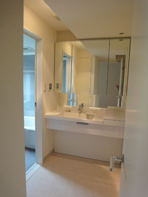 鏡を再利用 座ってお化粧できる化粧台に! 鏡を再利用 座ってお化粧できる化粧台に!